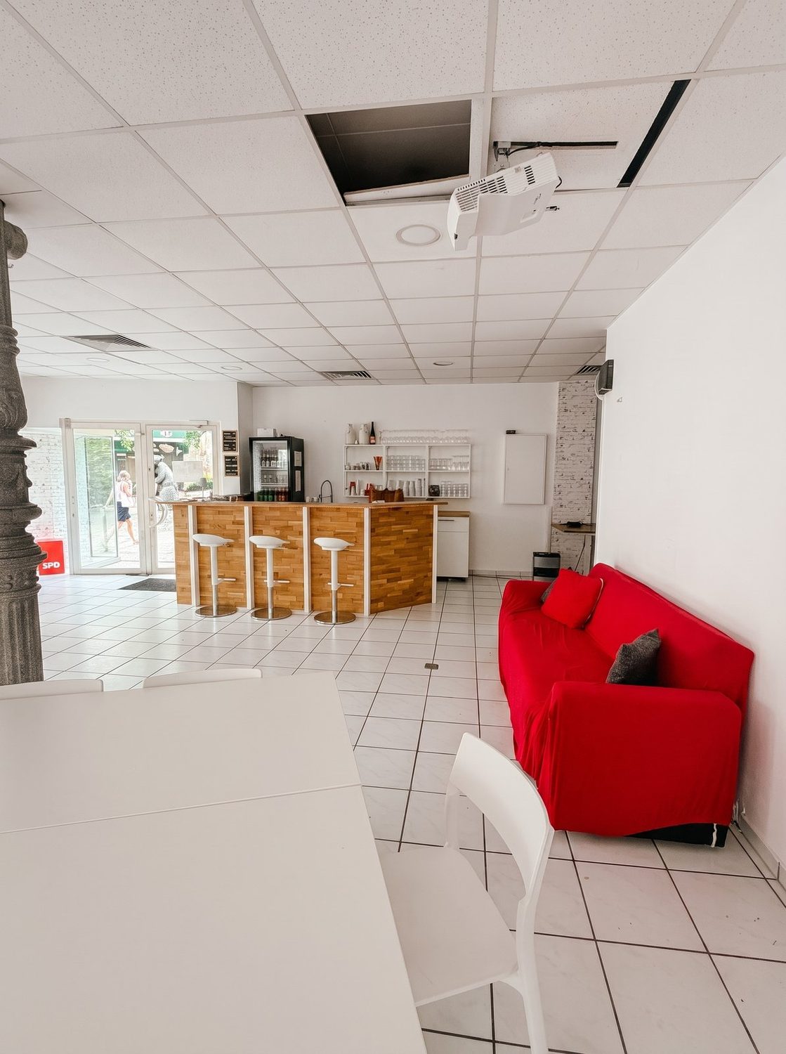 Beamer und Leinwand Die Freundschaft