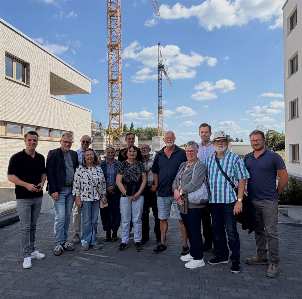 Mitglieder des SPD-Ortsvereins nördliches Schwerte und Holzen bei der Besichtigung des GWG-Neubauprojekts am Rosenweg