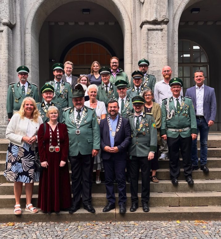 Gruppenfoto des Bürgerschützenvereins Schwerterheide mit Bürgermeister und SPD-Ratsmitgliedern auf der Rathaustreppe