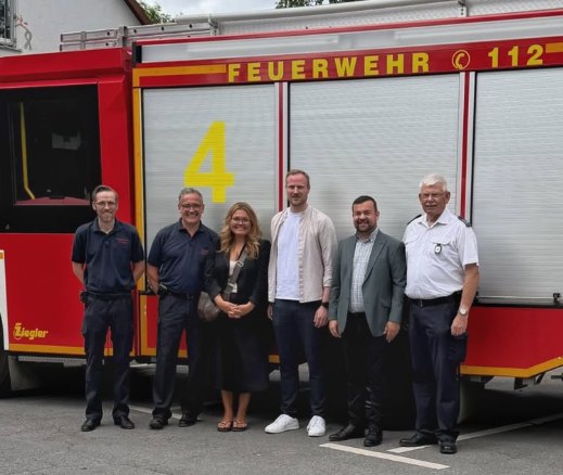 SPD-Vertreter mit Kameraden der Freiwilligen Feuerwehr Villigst vor einem Einsatzfahrzeug