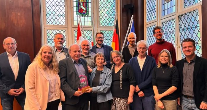Preisträgerinnen und Preisträger des Heimatpreises der Stadt Schwerte mit Gratulanten im Rathaus