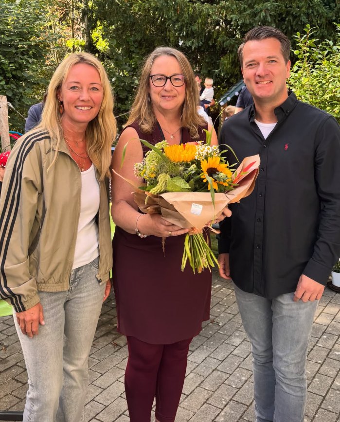 Marc Seelbach und Katja Augustin überreichen Blumen beim Sommerfest des Leuchtturm e. V.