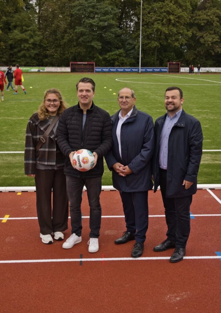 Josephin Ludwig, Marc Seelbach, Welf-Alexander Wemmer und Bürgermeister Dimitrios Axourgos am neuen Kunstrasenplatz des ETuS Schwerte